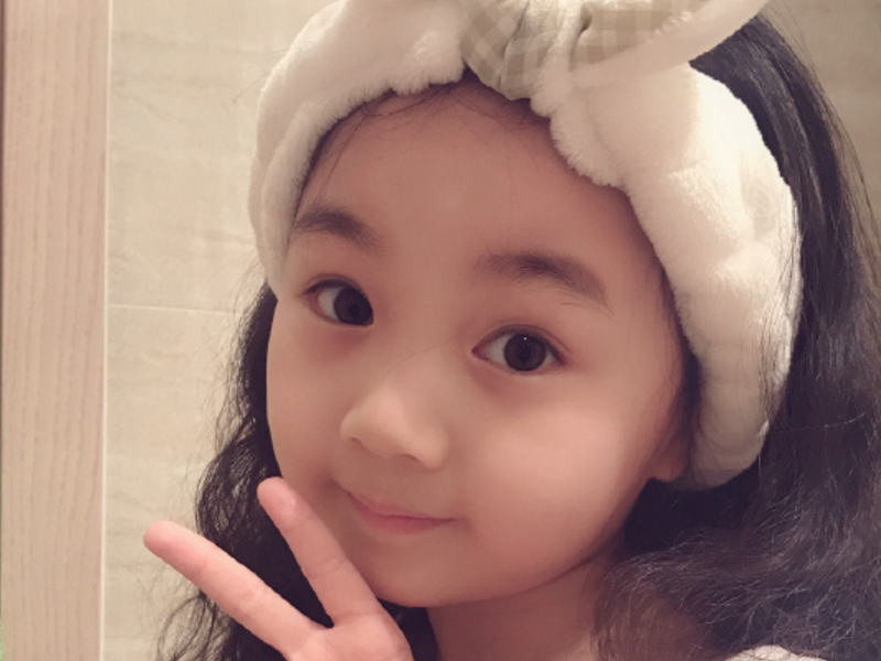 邓伦女儿"毁容式"长大,小山竹曾经灵动可人,近照曝光不敢认!