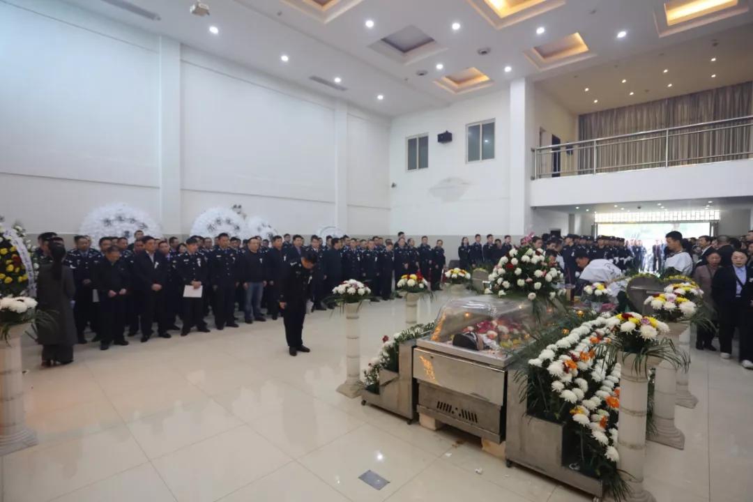 市殡仪馆告别厅内气氛凝重,庄严肃穆,参加遗体告别仪式的各界人士眼含
