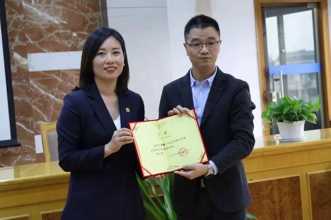 授牌▲县建设局局长方凯和德清分会会长沈蓉蓉一起为协会揭牌举手