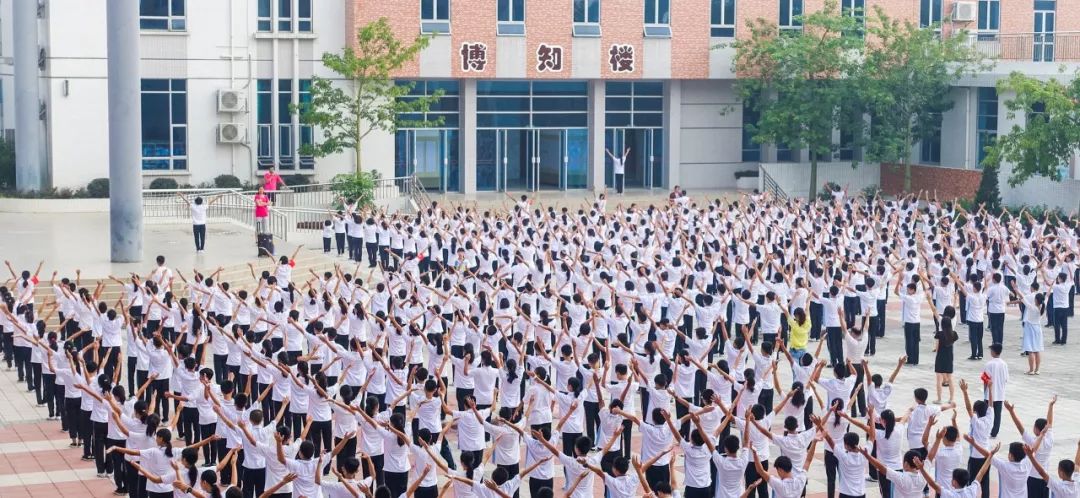 "学生毕业8年后举报老师",到底谁错了?