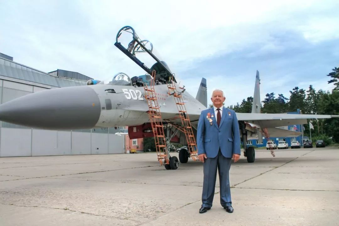 原创普加乔夫巴黎航展秀绝技,改变空战规则,为四代机研发指明方向