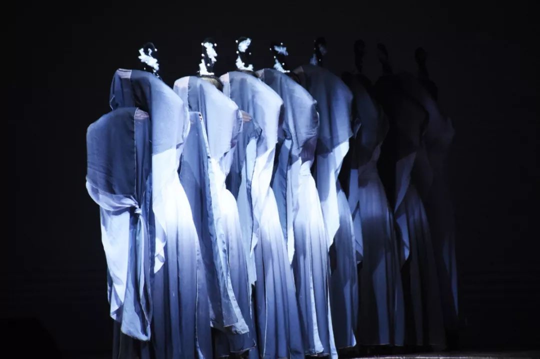 金秋舞蹈白纻舞在水一方