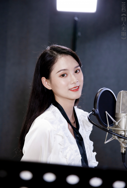 在古风的基础上,混入了电子元素,听众除了能感受到传统乐曲的悠扬之美