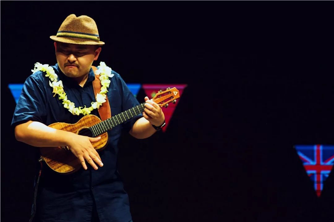一场国际顶级ukulele盛会中他有机会和世界级顶级ukulele大师同台献艺