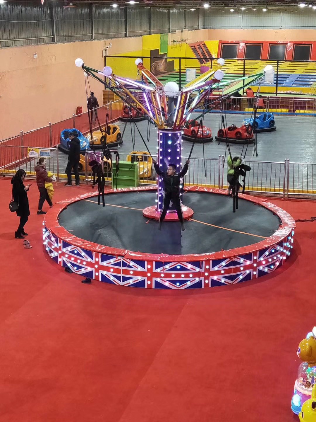 6人旋转蹦极玩起来非常好