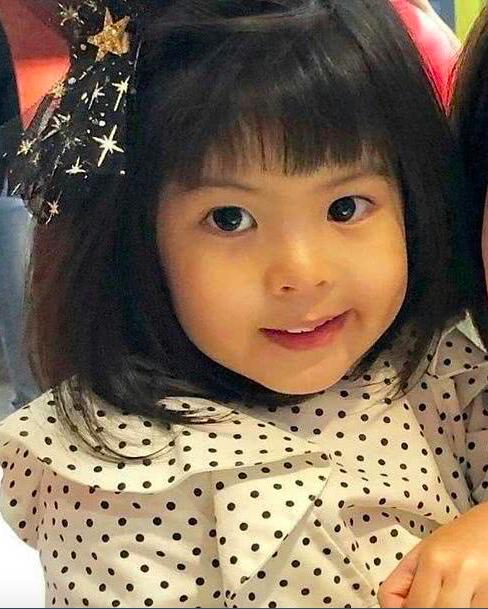 原创波妞讨人喜欢被阿姨抱着还撒娇贾静雯却想让她变小丑