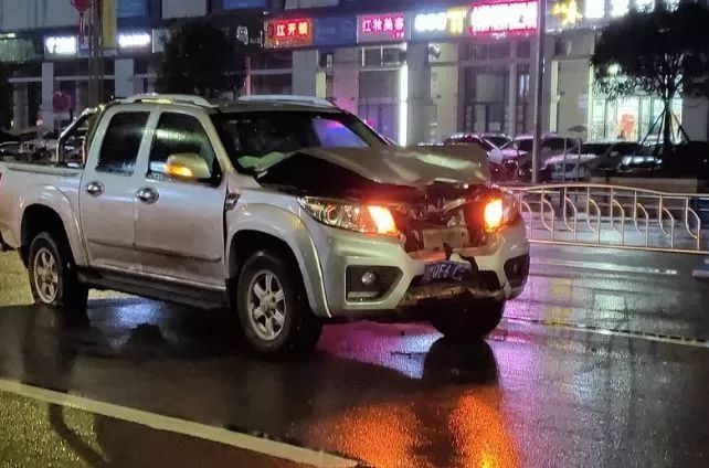 惨烈车祸!资阳安岳皮卡车与摩托车相撞,两人抢救无效身亡