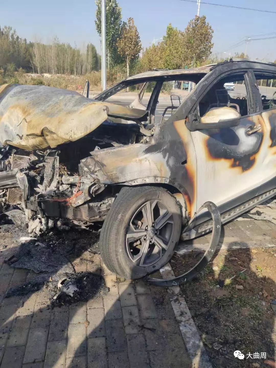 曲周达康街与晨光路口发生严重车祸,火势凶猛.