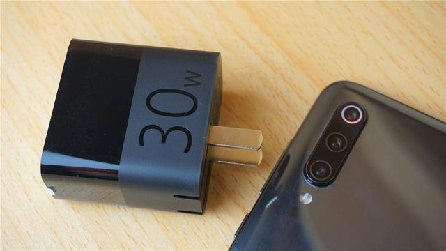 紫米再发生活刚需产品!30w快充版充电器开箱:备用的首选插头