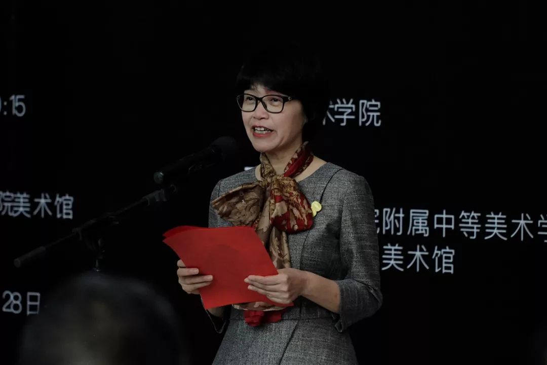 中国美术学院党委书记钱晓芳与原附中校长陈宁为《国美之路大典