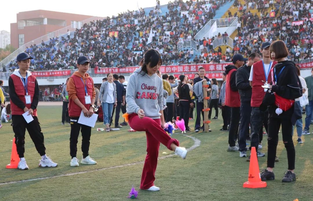 毽球四人板鞋实心球托球跑袋鼠跳教职工趣味运动会引体向上跳远铅球