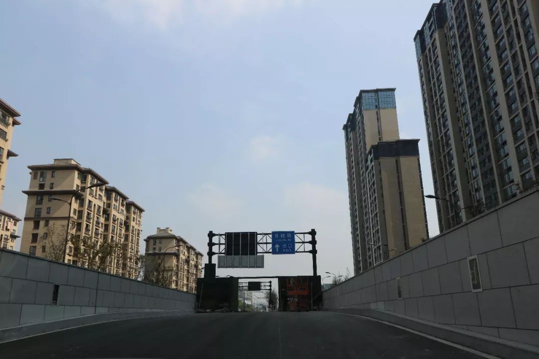 据介绍,该工程由地下4条道路围合而成,即余杭塘路,景兴路,向往街及