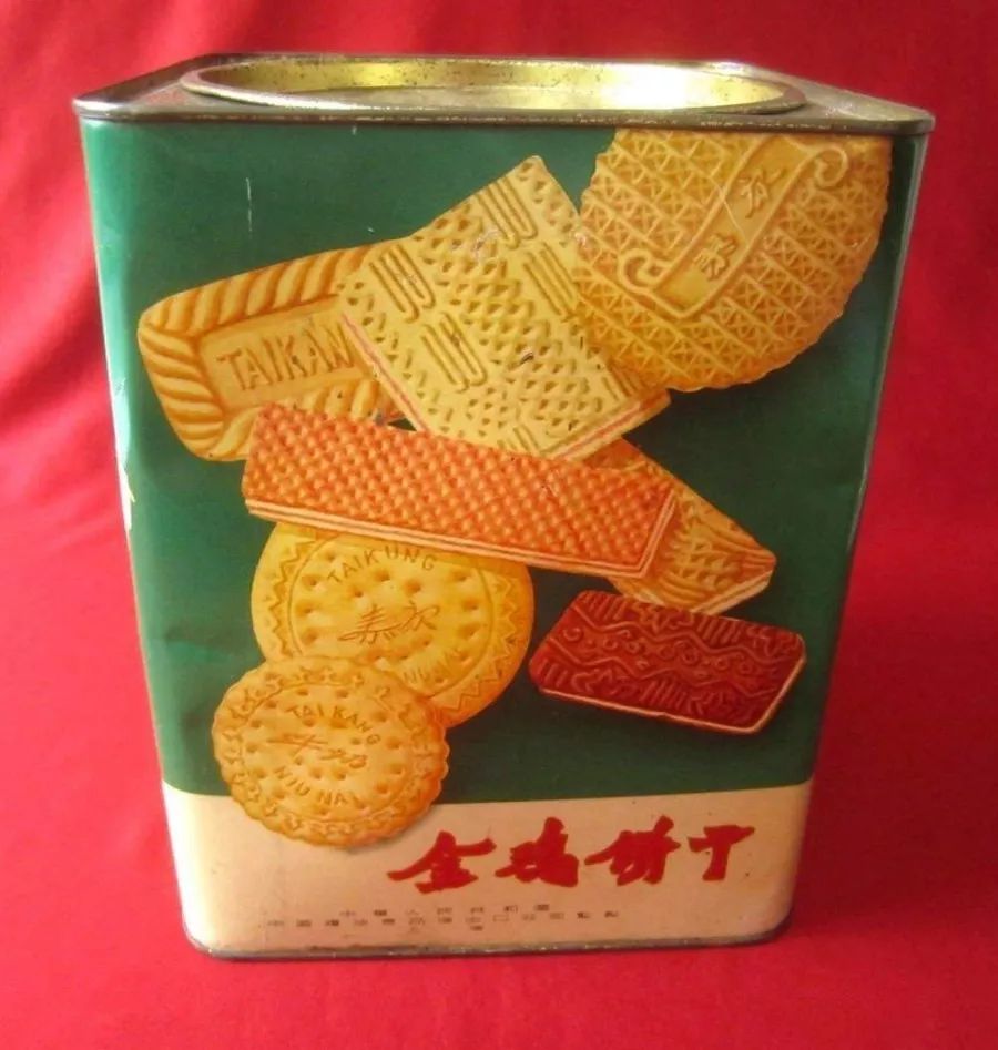 图源网络相信很多人小时候都见过类似的铁皮饼干盒吧~60年代左右,零食