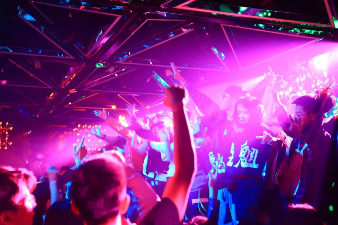 即将报满天津万圣高校蹦迪趴liveshow包场打造血族古堡