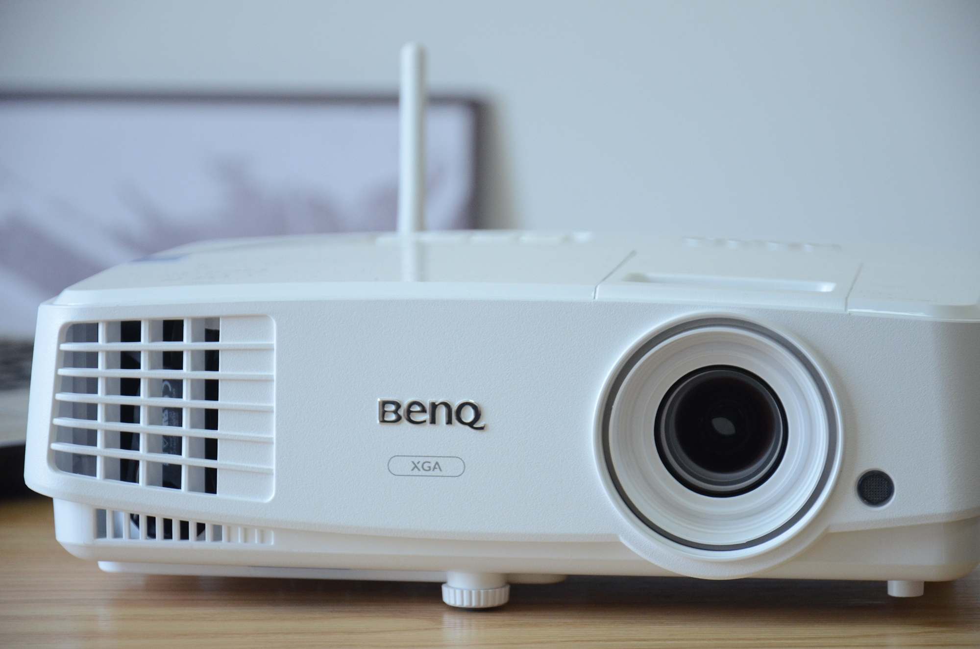 原创告别有线束缚明基e500办公用投影仪开启无线投屏新方式