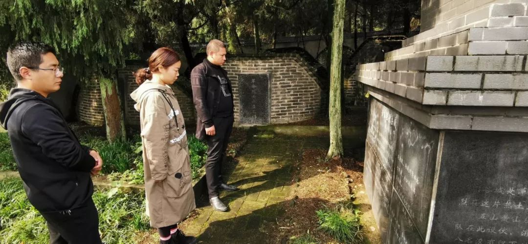 地的展览室里,后备干部们认真学习李金铭,孟国夫等革命先辈的英勇事迹