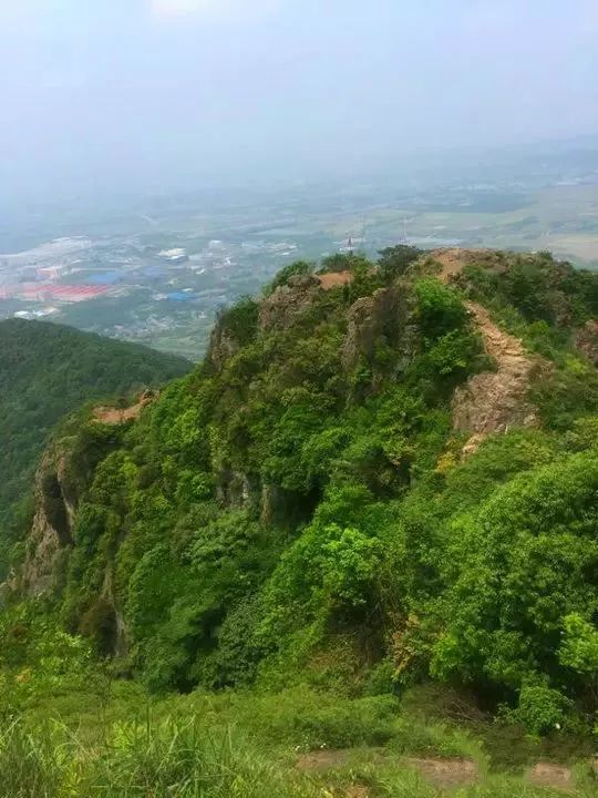 之後需要收起登山杖,用雙手來征服險峰.