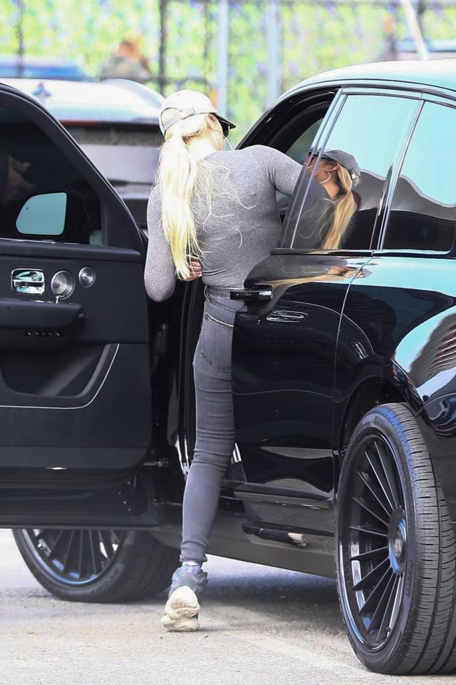 女星科勒卡戴珊现身英格尔伍德街头她的魅力不一般