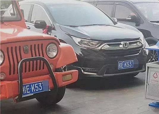 北海两辆车牌号一模一样还并排停门口真相让人很意外