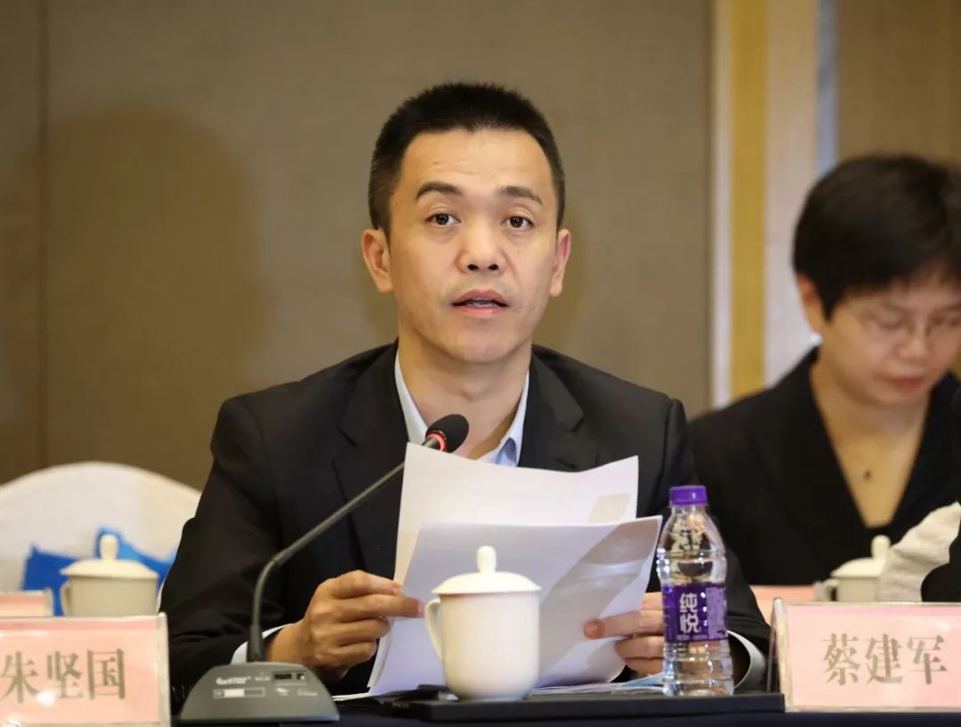 市委副书记蔡建军主持会议.