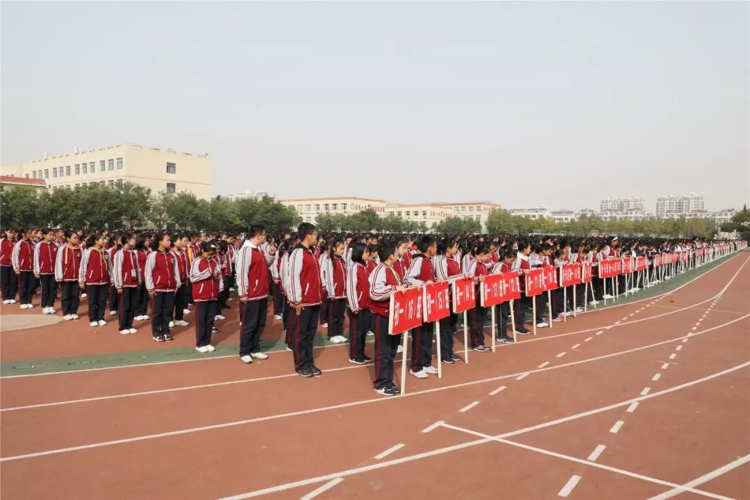 艰苦朴素戒攀比勤俭节约扬美德昌乐一中举行第九周升旗仪式