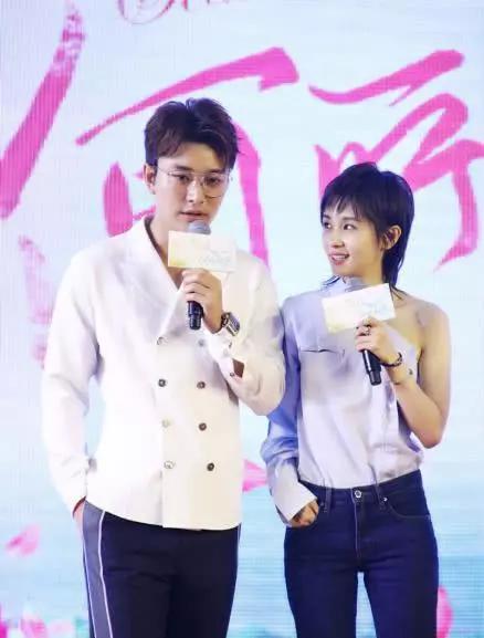 32岁王子文带娃聚餐猛亲儿子隐婚生子对象扑朔迷离的她啥时能大方说出