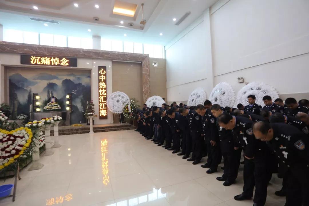 市殡仪馆告别厅内气氛凝重,庄严肃穆,参加遗体告别仪式的各界人士眼含