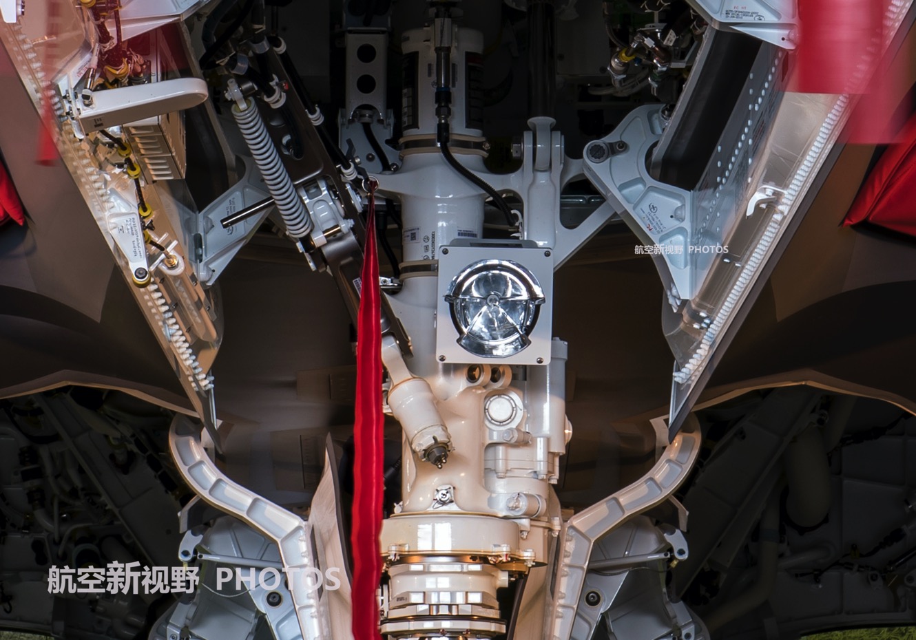 图片为f-35a战机的前起落架特写,可以看到起落架的做工非常精致 由于