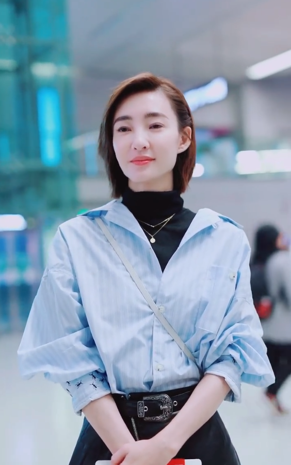 原创王丽坤穿蓝色条纹衬衫配上黑色皮短裙,打扮时尚干练,十分减龄!