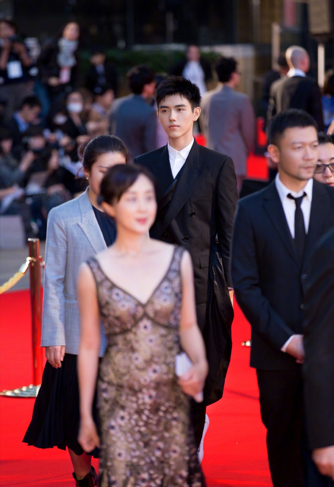 李沁2位90后女星外还有帅气硬朗的杜江刚出道不久的陈飞宇最近凭借
