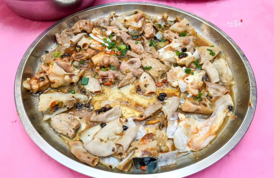 排骨,猪肝,粉肠一同蒸制,完美提出三宝的鲜,又能带走猪杂自带的膻味