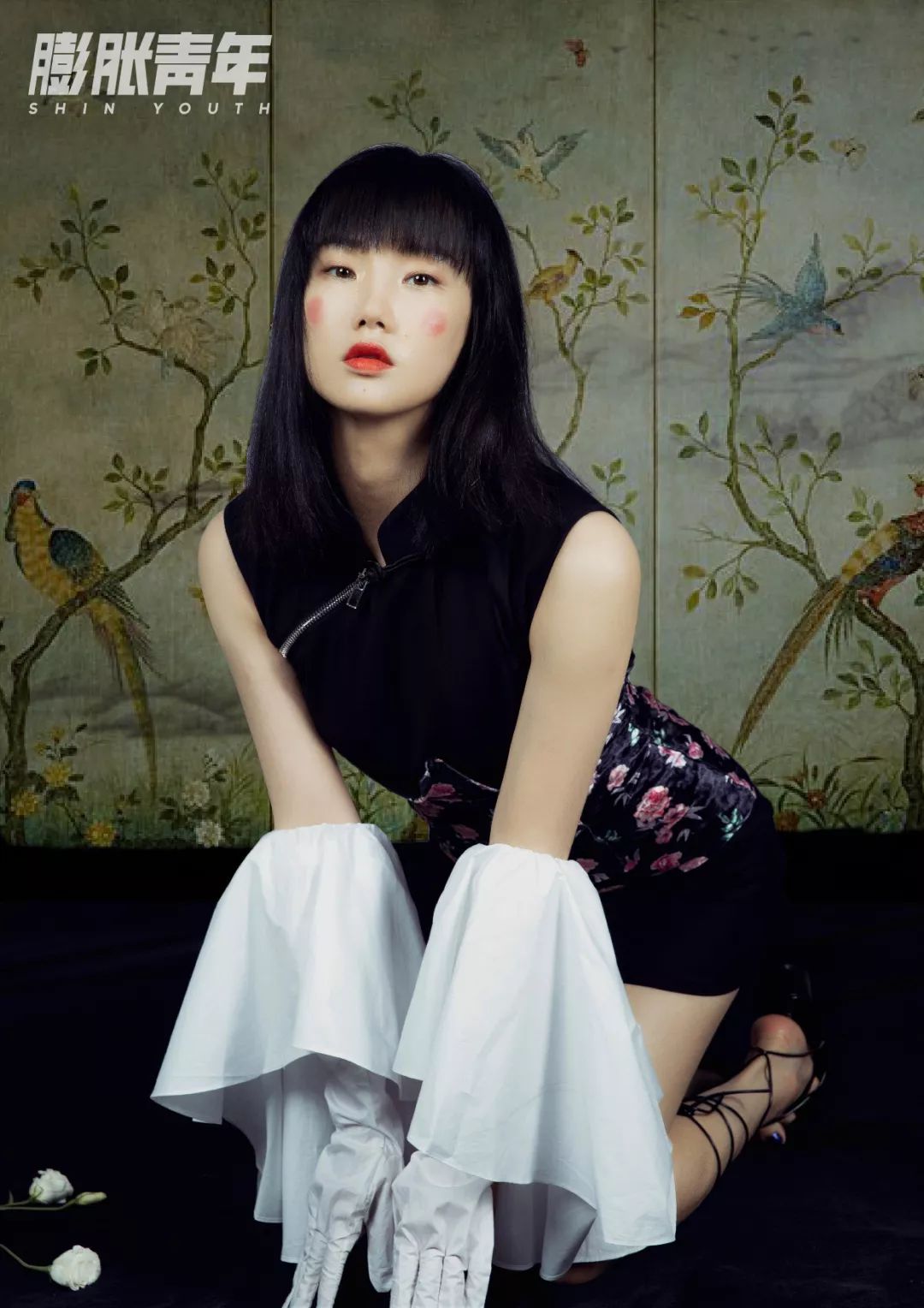 yvmin鞋子:pinkpunkplank连衣裙:密扇黄龄的厉害之处就是,不论是飘逸