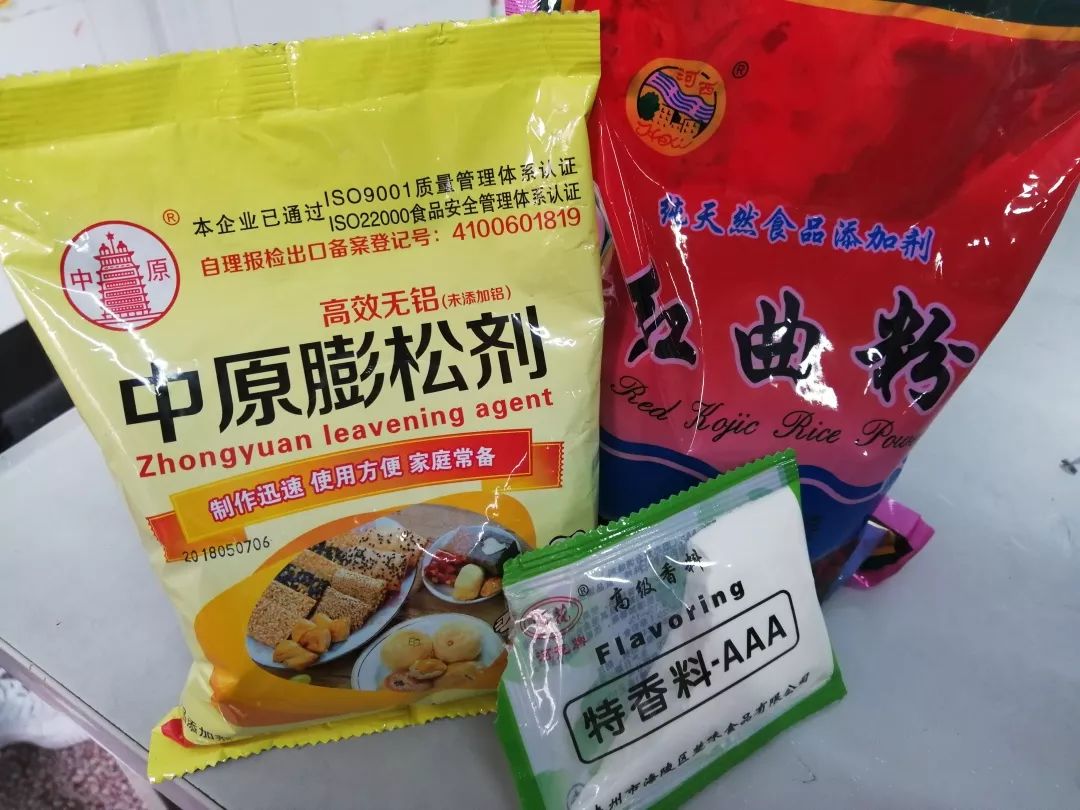 帶上各種零食和一些專業的食品添加劑,為孩子們一一講解了食品添加劑