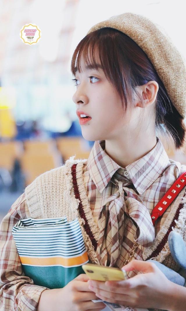 视觉中国下的沈月,脸肉嘟嘟简直就像初恋女神,不过这腿太真实了