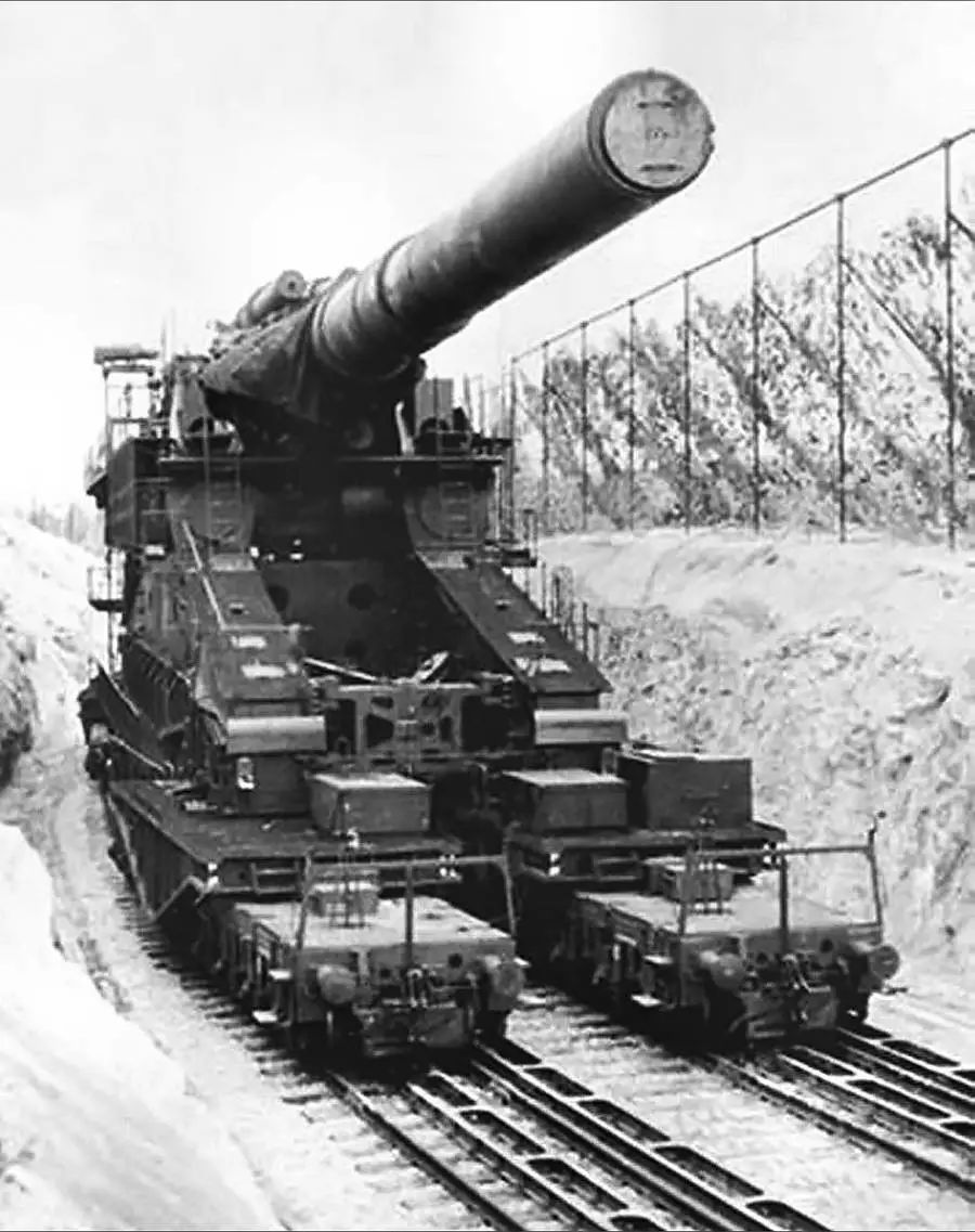由于尺寸巨大,古斯塔夫列车炮只能通过环形铁轨调整射角说到