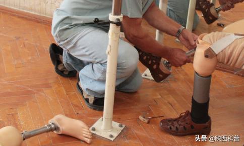 目前技术较好的义肢已能通过电极检测出残肢的肌肉运动,并将它转化成