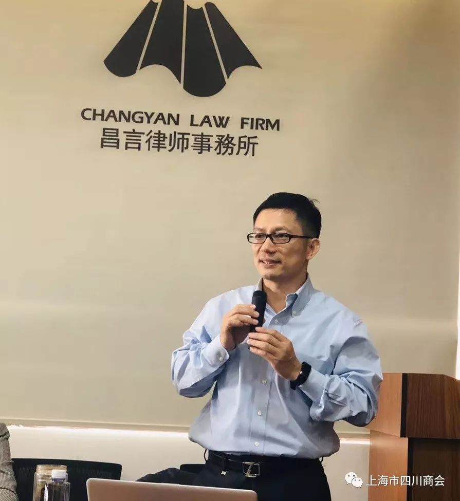 活动讲座由法专委秘书长冯德清主持,她首先对大家积极参与本次活动