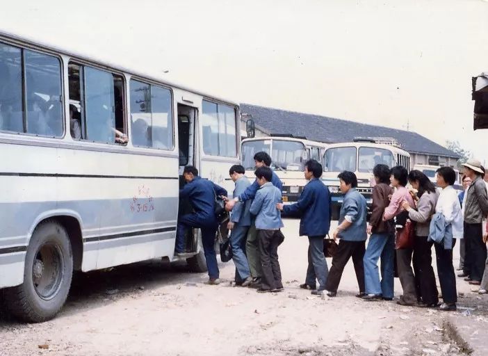 90年代后,农村集体,个体中巴车纷纷经营进杭客运和区内通村客运.