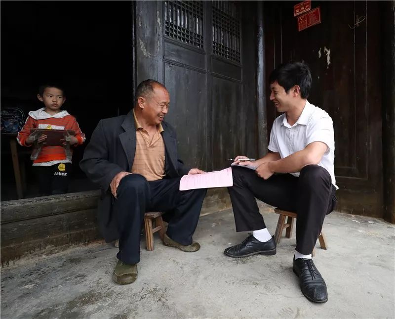 用实际行动践行着90后村干部的初心与使命