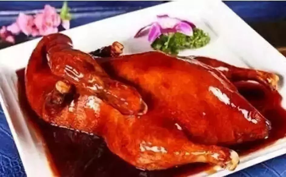 酒馆》记载,"八宝鸭"一菜,当时是上海苏帮菜馆的名菜,它取用肉鸭