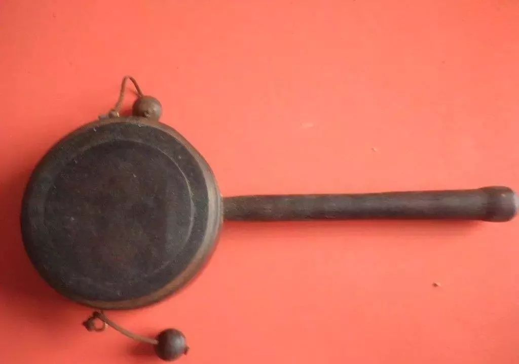 鼗(táo)鼓:长柄,鼓身两旁缀灵活小耳,执柄摇动时,两耳双面击鼓作响.