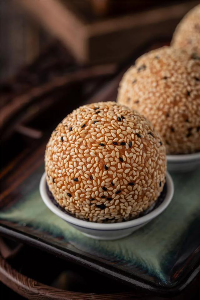 吃麻团,剥芝麻,不失为一种独特的乐趣,一点点的改变,点缀上十分之一的