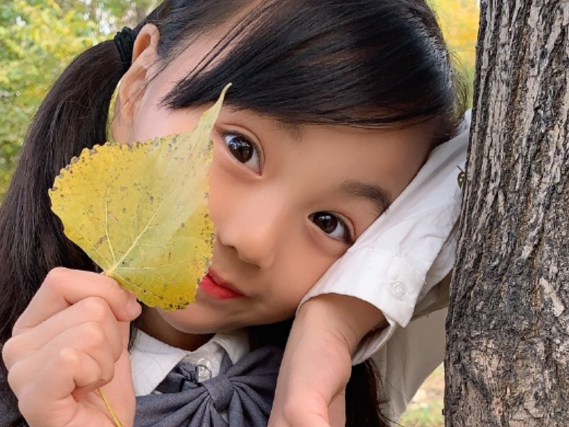 邓伦女儿"毁容式"长大,小山竹曾经灵动可人,近照曝光不敢认!