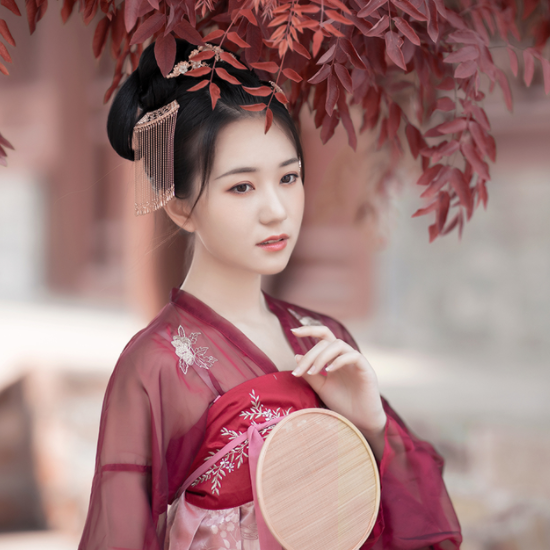 红衣古装美女手持罗扇肤白貌美窈窕身姿