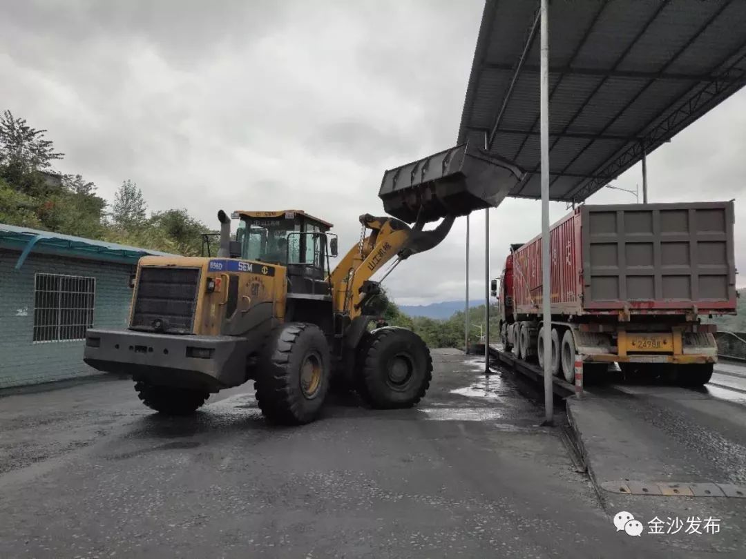 按照國家規定,運煤車載重量六軸(橋)車是49噸,四軸(橋)車是31噸,三軸