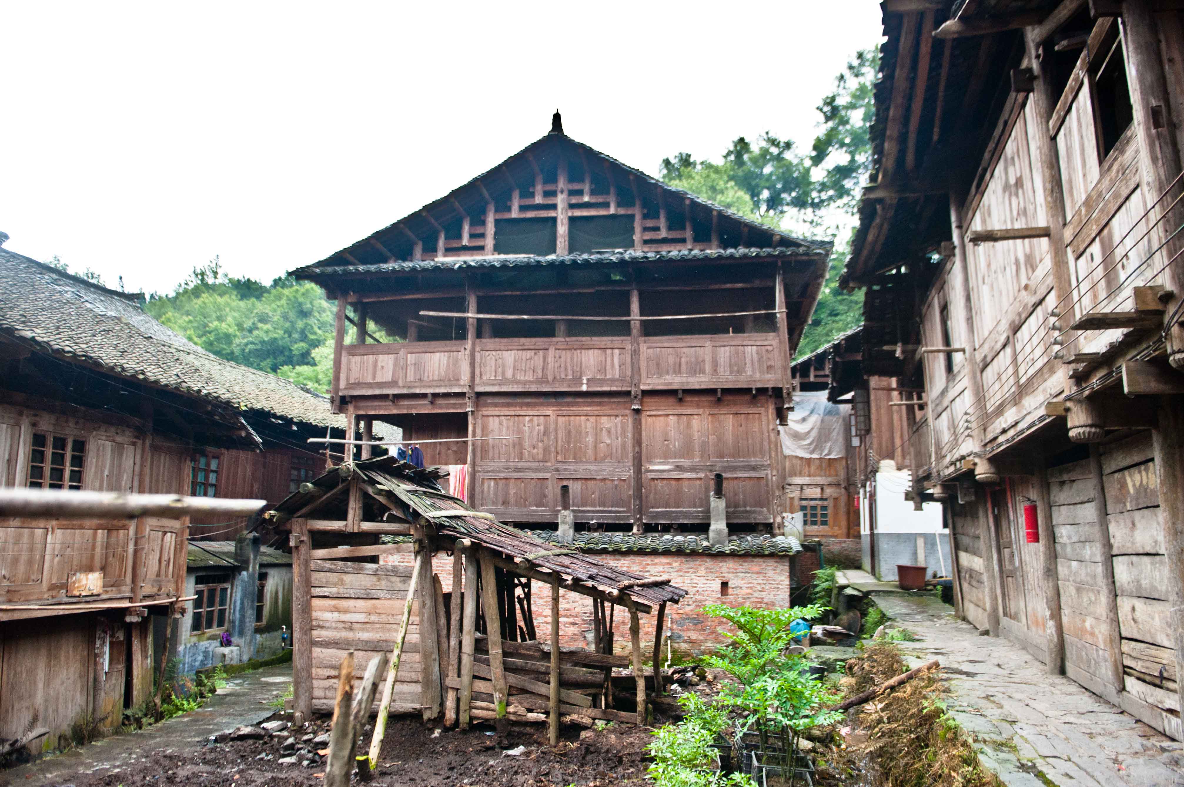 因为距离建寨至今已经有了1000多年的历史了,古寨的村民全部都是侗族