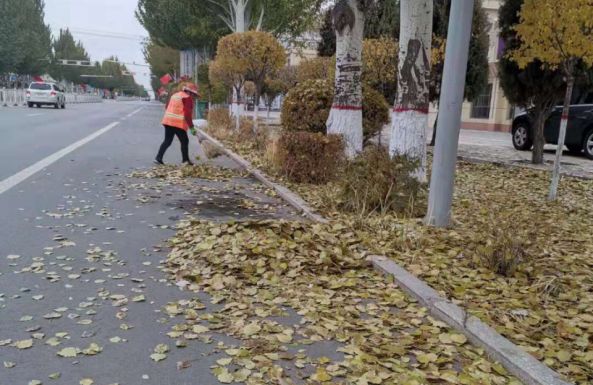 秋风扫落叶环卫工人分外忙