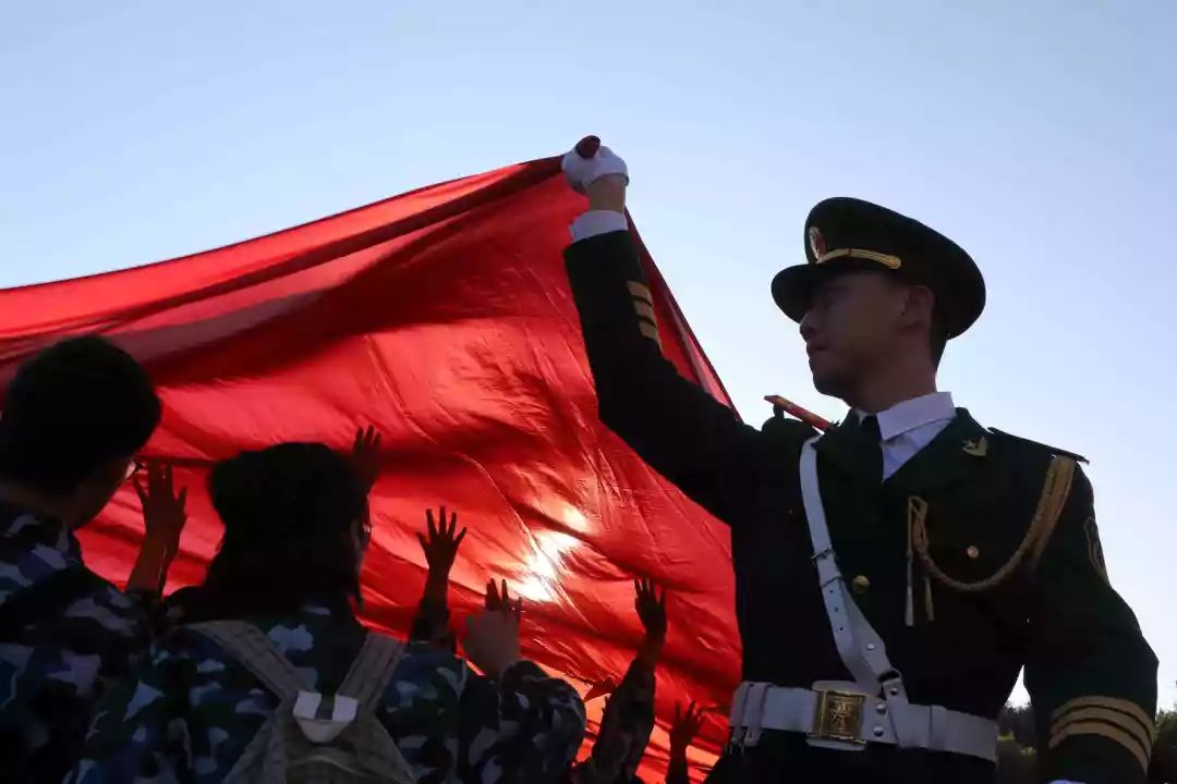 刘六熹|仪仗兵的使命  滑动查看下一张图片>>03三等奖胡鑫杰|国旗飘扬