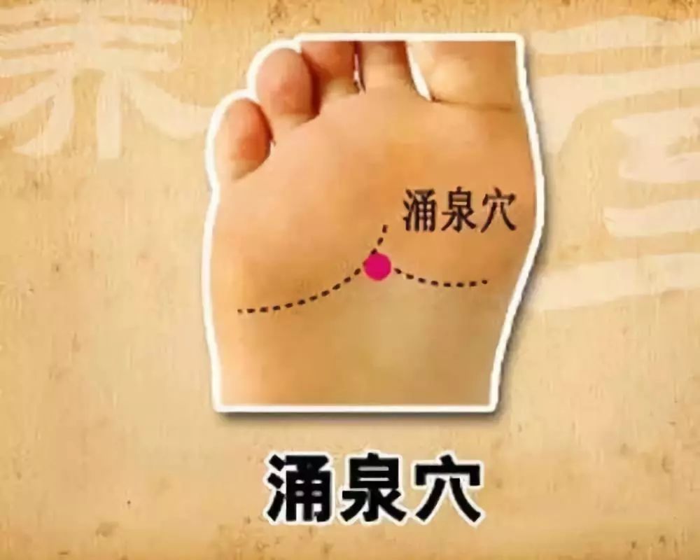 因为脚心有一个穴位叫"涌泉穴",这个穴位主肾,常常揉搓按摩可以壮肾