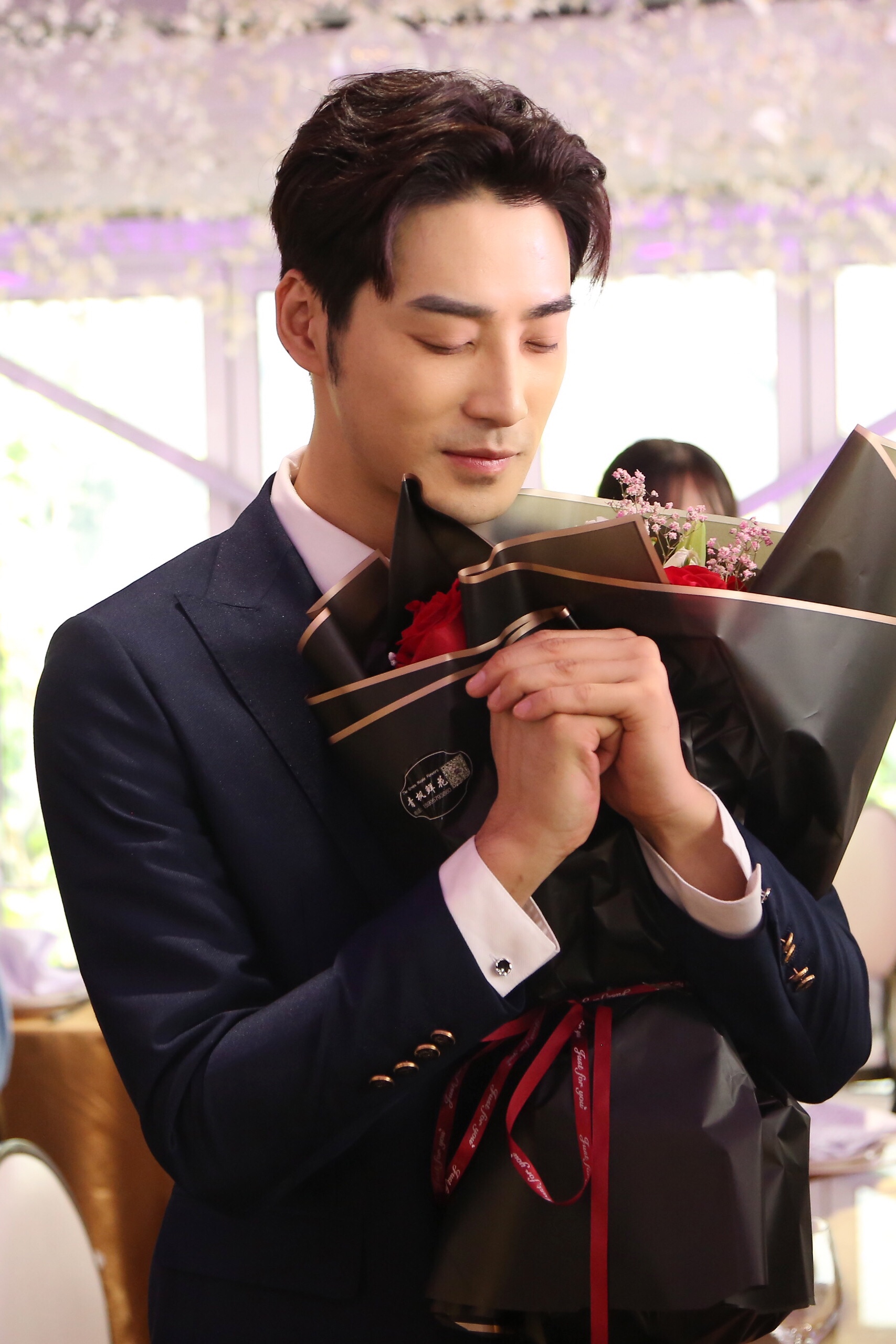 公益boy庞瀚辰剧组庆生携手粉丝关注海洋生态